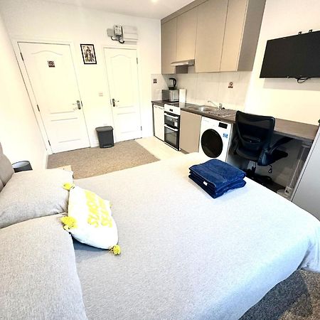 Bright Modern, Private Apartment,15 Mins To Central London เฮนดอน ภายนอก รูปภาพ