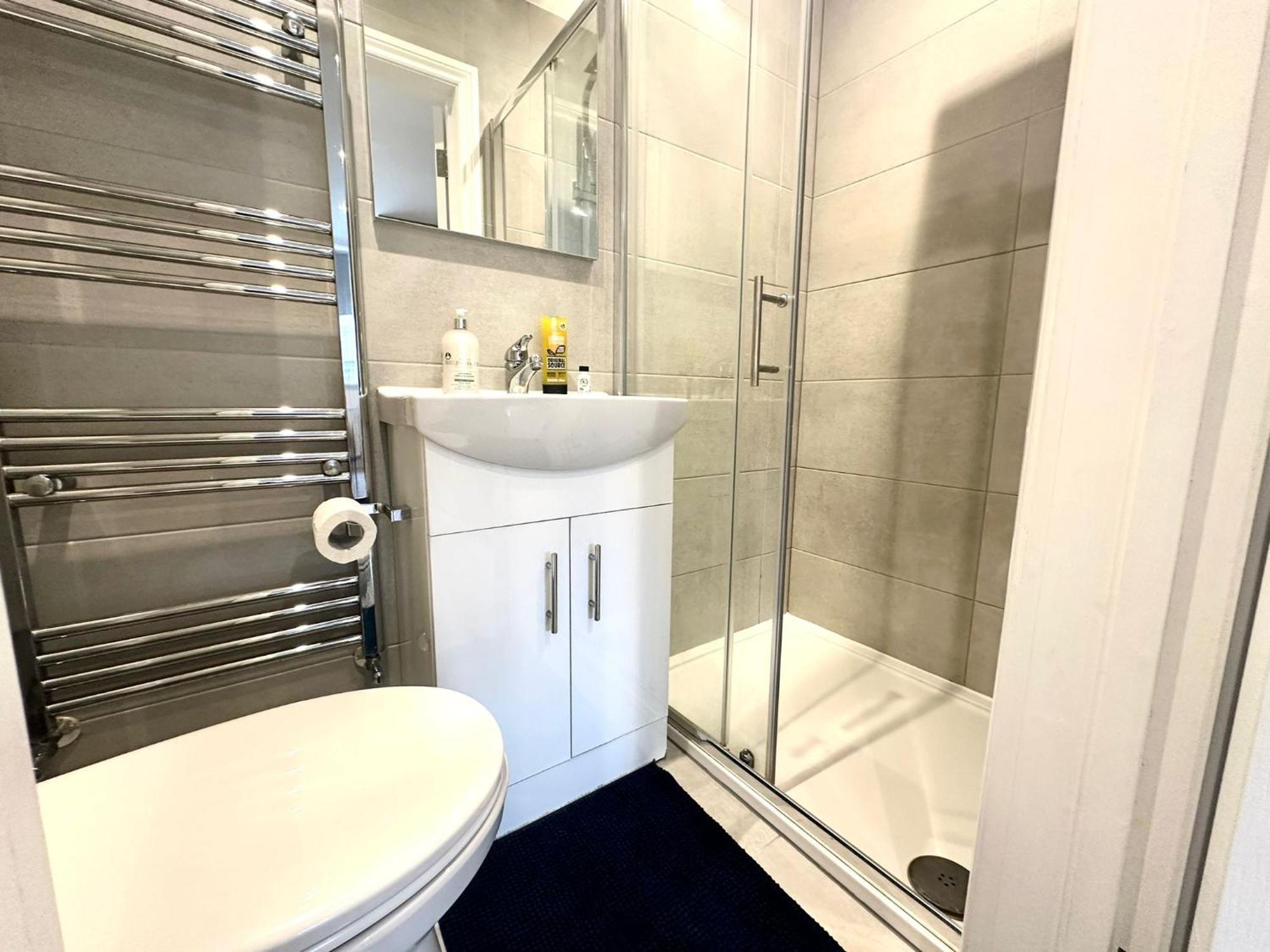 Bright Modern, Private Apartment,15 Mins To Central London เฮนดอน ภายนอก รูปภาพ